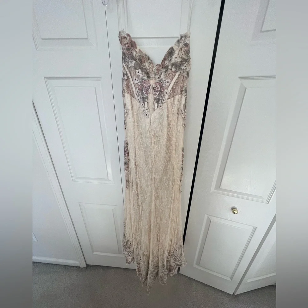 Lara design evening gown - Picture 2 of 2